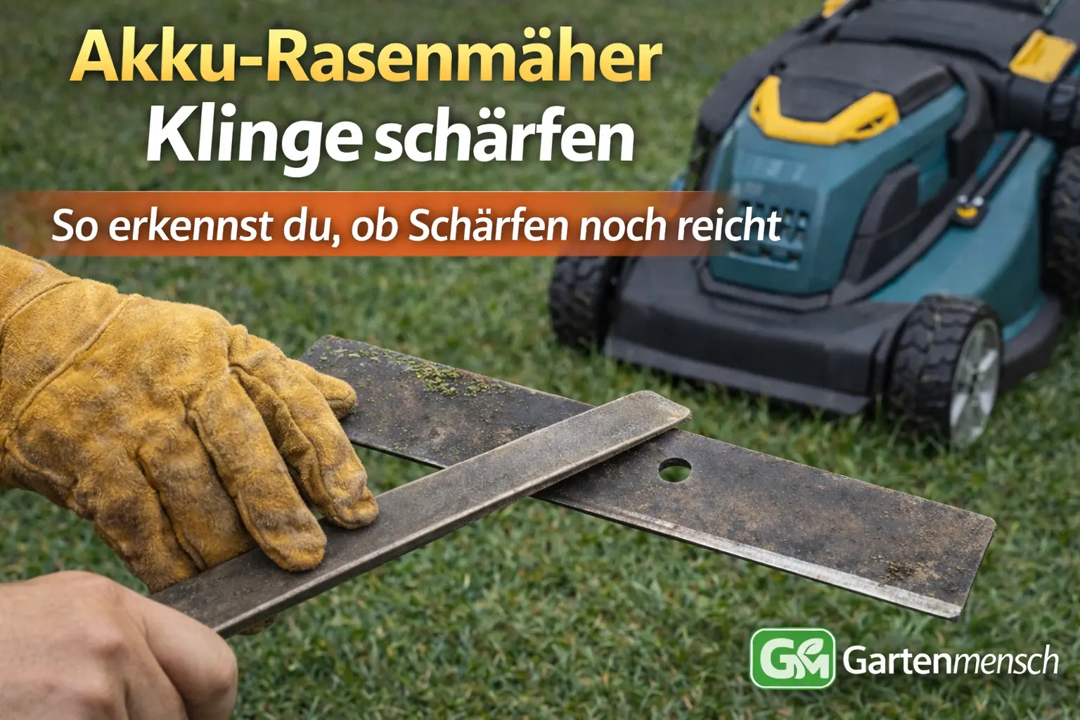 Akku-Rasenmäher-Klinge wird mit einer Feile geschärft, während ein Akku-Rasenmäher unscharf im Hintergrund auf dem Rasen steht – Gartenmensch.