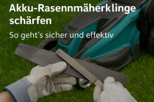 Handschuhtragende Person schärft mit einer Feile eine Akku-Rasenmäherklinge vor einem türkisfarbenen Rasenmäher auf Rasenfläche