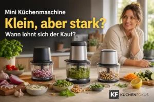 Drei Mini Küchenmaschinen auf einer Küchenarbeitsplatte mit gehackten Zutaten, Dips und Gemüse, dazu der Schriftzug „Klein, aber stark?“ – Küchenfokus
