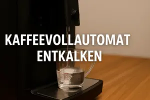 Nahaufnahme eines Kaffeevollautomaten beim Entkalken mit entnommenem Wassertank und sichtbarer Dampfdüse