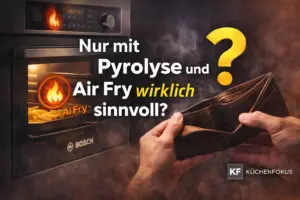 Bosch HBG578BB3 Backofen mit Symbolen für Pyrolyse und Air Fry, geöffnetem Geldbeutel und der Aufschrift „Nur mit Pyrolyse und Air Fry wirklich sinnvoll?“ sowie Küchenfokus Logo unten rechts.