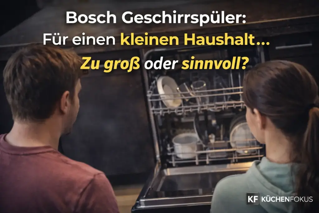 Geöffnete Bosch-Spülmaschine in moderner Küche mit emotionaler Aufschrift zur Frage, ob der Bosch SMV4ECX32E für kleine Haushalte zu groß ist, Küchenfokus Logo unten rechts