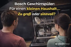 Geöffnete Bosch-Spülmaschine in moderner Küche mit emotionaler Aufschrift zur Frage, ob der Bosch SMV4ECX32E für kleine Haushalte zu groß ist, Küchenfokus Logo unten rechts