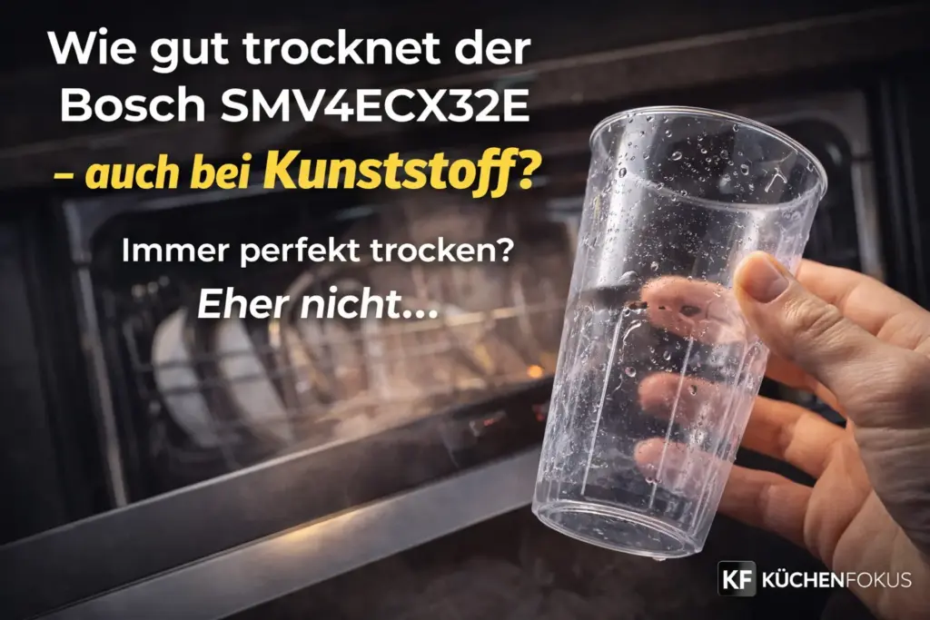 Offene Bosch-Spülmaschine mit noch feuchtem Kunststoffbecher in der Hand und Text zur Frage, wie gut der Bosch SMV4ECX32E auch bei Kunststoff trocknet, Küchenfokus Logo unten rechts