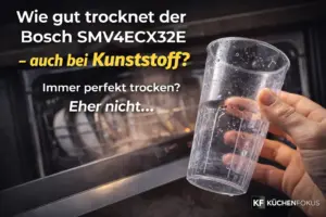Offene Bosch-Spülmaschine mit noch feuchtem Kunststoffbecher in der Hand und Text zur Frage, wie gut der Bosch SMV4ECX32E auch bei Kunststoff trocknet, Küchenfokus Logo unten rechts