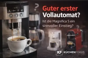 De’Longhi Magnifica S Kaffeevollautomat mit Kaffeetasse und der Frage, ob das Modell ein guter erster Einstieg in die Vollautomaten-Welt ist.