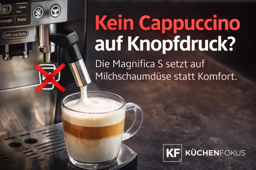 De’Longhi Magnifica S Kaffeevollautomat mit manueller Milchschaumdüse und dem Hinweis, dass Cappuccino nicht auf Knopfdruck möglich ist – Artikelbild von Küchenfokus.