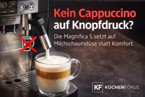De’Longhi Magnifica S Kaffeevollautomat mit manueller Milchschaumdüse und dem Hinweis, dass Cappuccino nicht auf Knopfdruck möglich ist – Artikelbild von Küchenfokus.