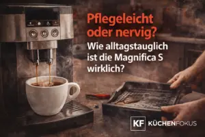 Artikelbild zur De’Longhi Magnifica S mit Kaffeetasse und herausgenommener Abtropfschale sowie der Frage, wie alltagstauglich und pflegeleicht der Kaffeevollautomat wirklich ist.