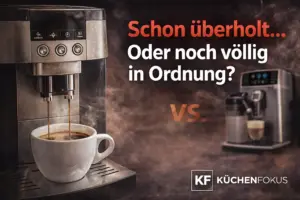 Artikelbild zur De’Longhi Magnifica S mit Kaffeetasse und der Frage, ob der Kaffeevollautomat technisch überholt ist oder noch völlig ausreicht.